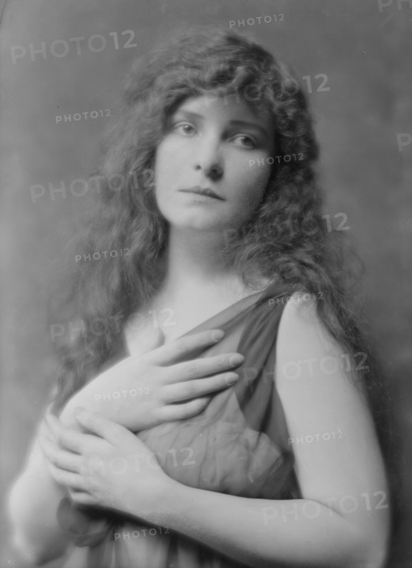 Tuazsky, Mrs., portrait photograph, 1916 Mar. Creator: Arnold Genthe.