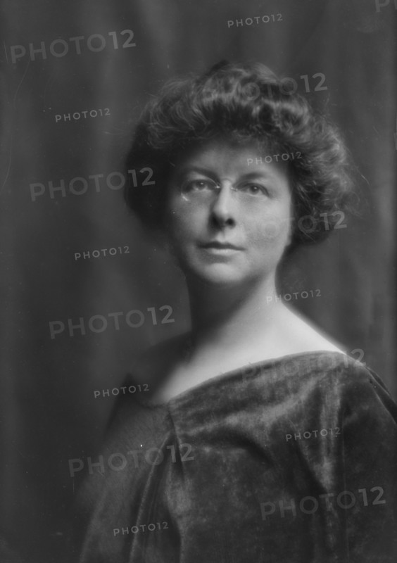 Ward, Mable R., Mrs., portrait photograph, 1913. Creator: Arnold Genthe.