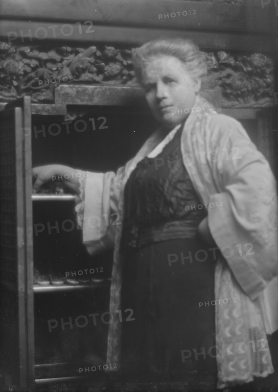 Weisse, Mrs., portrait photograph, 1913 Mar. 28. Creator: Arnold Genthe.