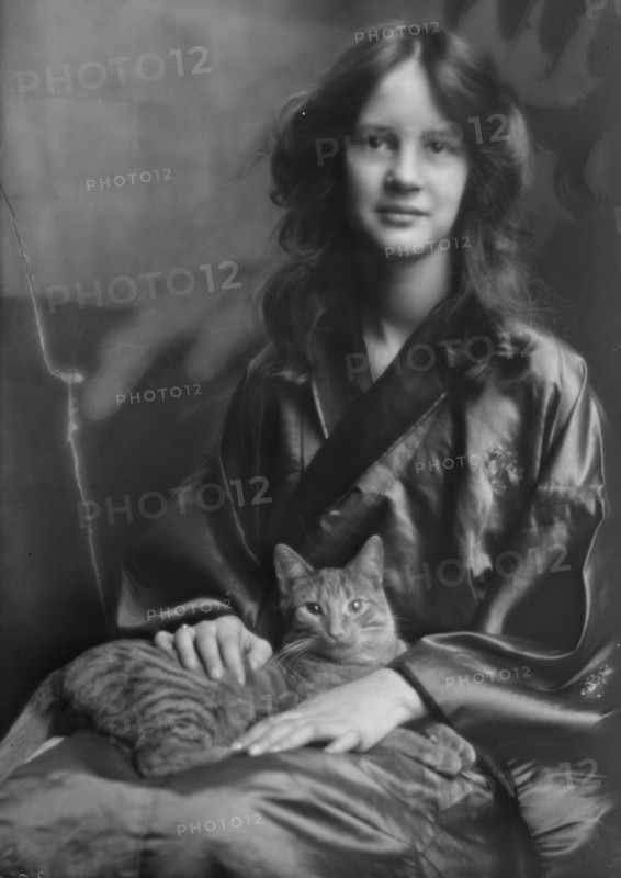Stebbins, Jocelyn, Miss (Mrs. Fletcher), and Buzzer the cat, portrait photograph, 1912 or 1913. Creator: Arnold Genthe.