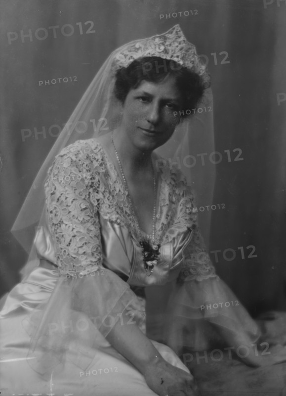 Talcott, J.F., Mrs., portrait photograph, 1917 May 9. Creator: Arnold Genthe.