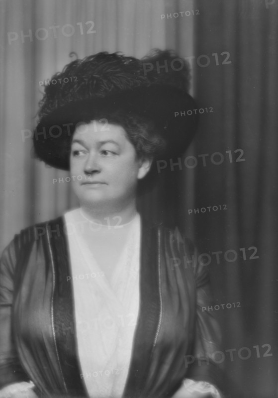 Urchs, Ernst, Mrs., portrait photograph, 1913. Creator: Arnold Genthe.