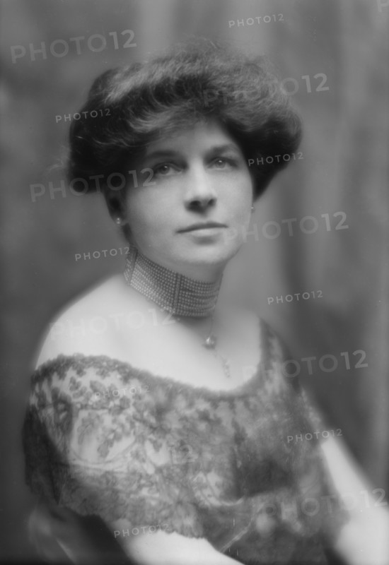 Wanger, S.F., Mrs., portrait photograph, 1912 May 14. Creator: Arnold Genthe.