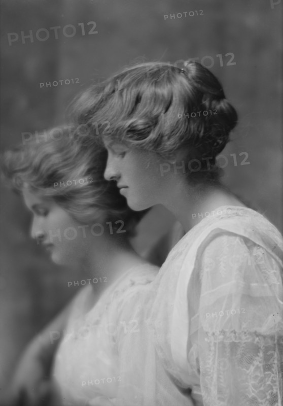 Ward, Dorothy, Miss, and Jane Ward, portrait photograph, 1914 June 11. Creator: Arnold Genthe.