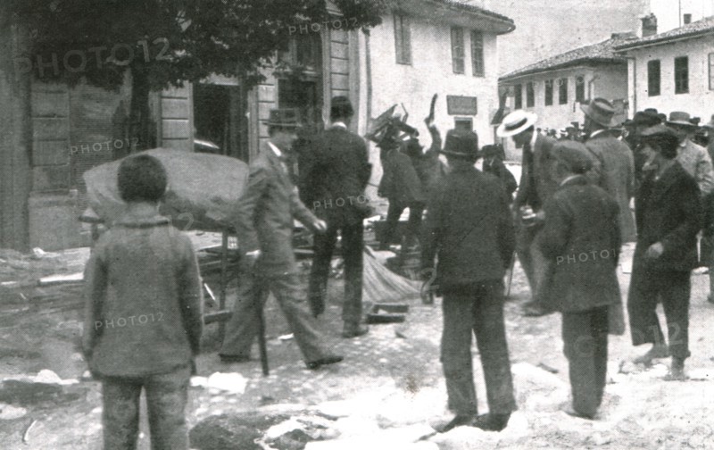 'Sarajevo, Les maisons et magasins serbes sont saccages', 1914. Creator: Walter Tausch.
