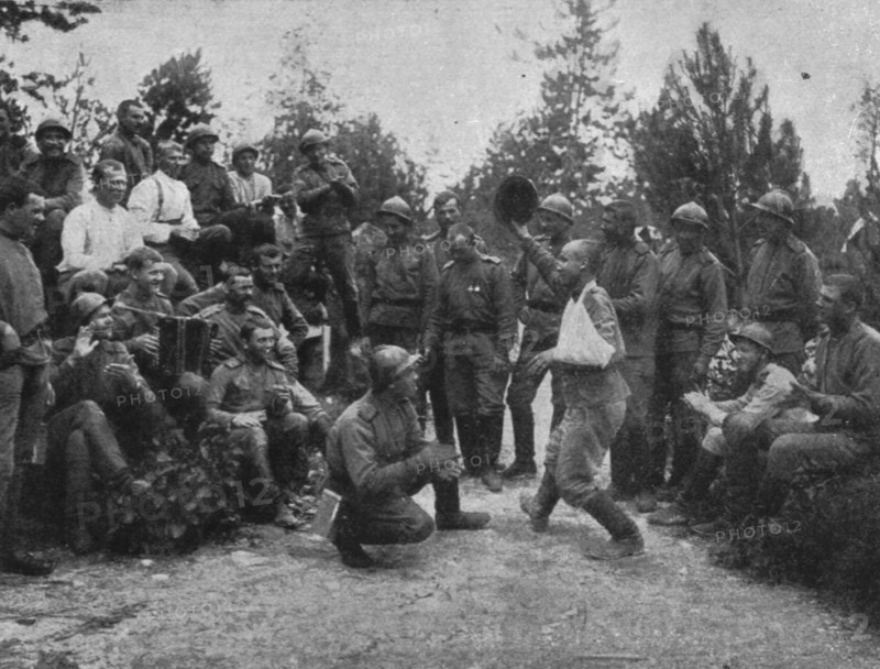'Les debuts des troupes Russes sur le front Francais de Champagne; Un blesse leger, 1916. Creator: Unknown.