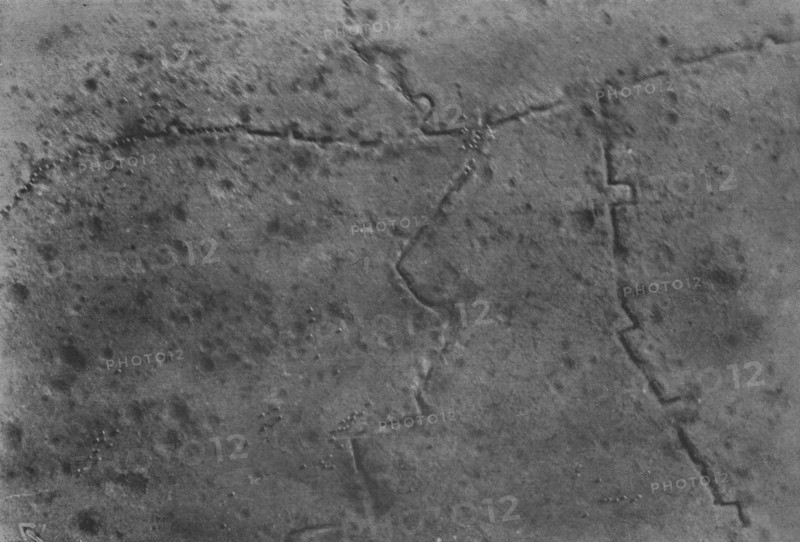 'L'offensive de la Somme: L'attaque du 1er juillet 1916 observee d'un aeroplane,' 1916. Creator: Unknown.