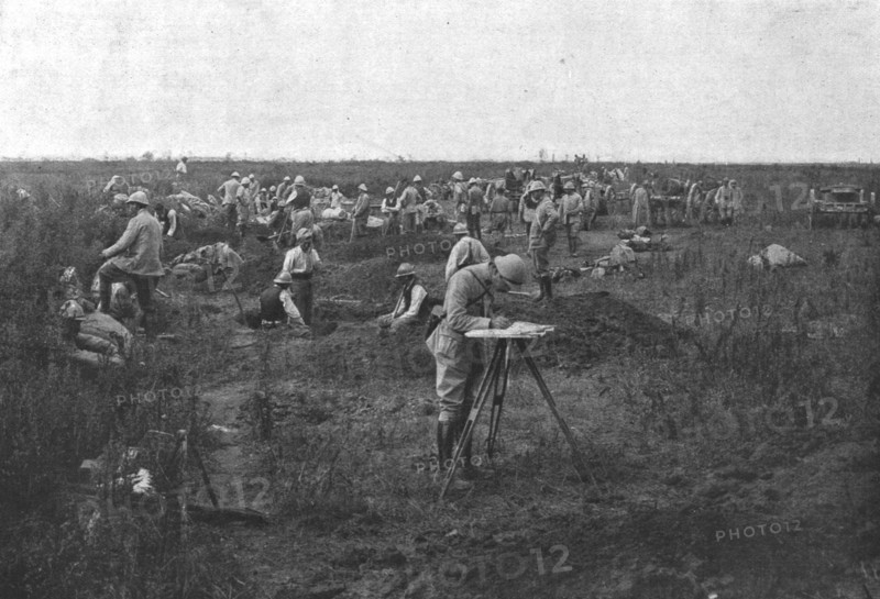 'L'offensive de la Somme: L'avance de la grosse artillerie', 1916. Creator: Unknown.