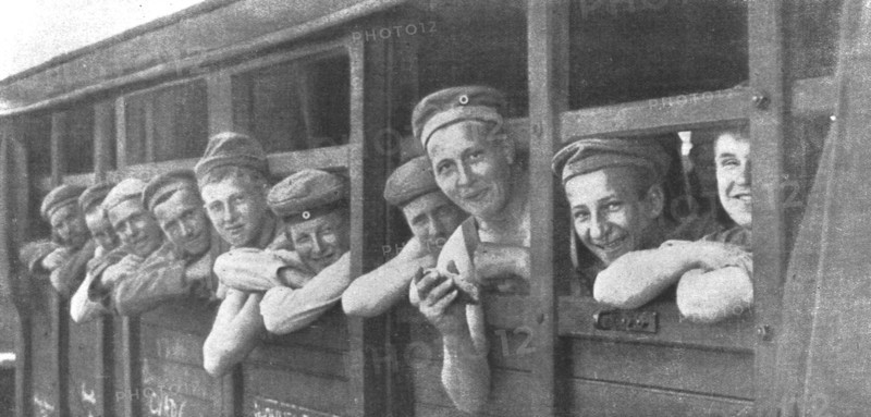 'Evacuation de prisonniers allemands du front de la Somme', 1916. Creator: Unknown.