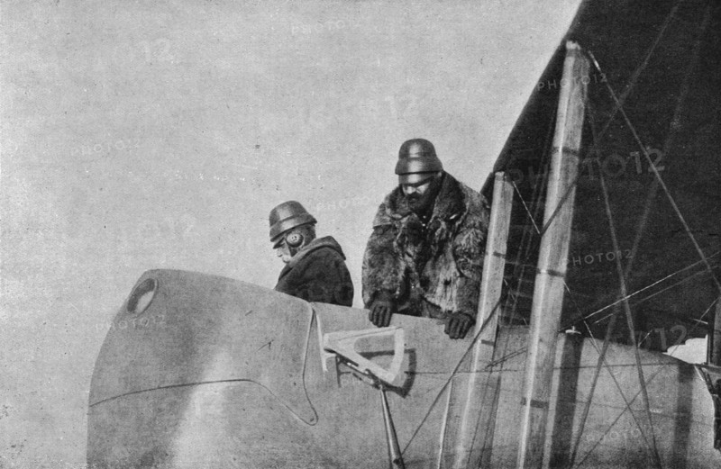 'Le general Sarrail en Aeroplane', 1916. Creator: Unknown.