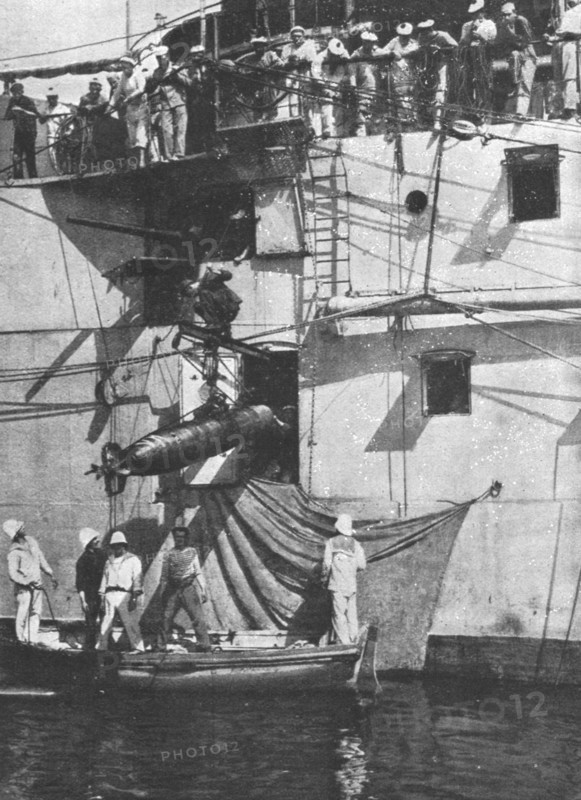 'La flotte Francaise en orient; Une torpille repechee est rentree par un sabord', 1916. Creator: Unknown.