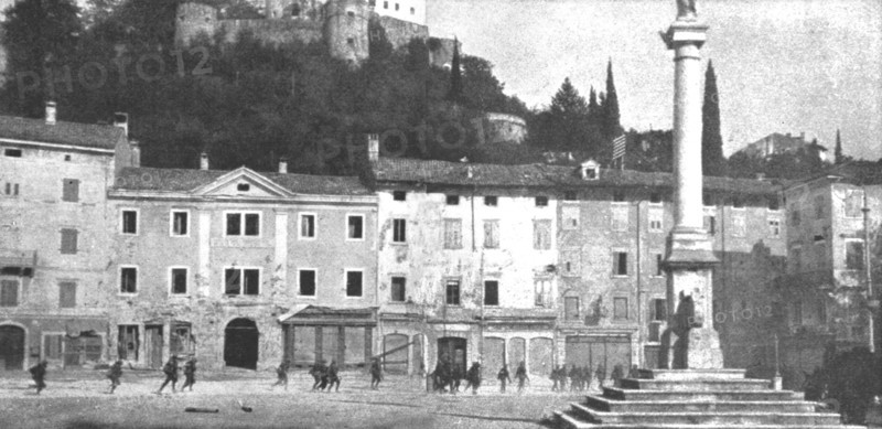 'Les Italiens a Gorizia; Les troupes italiennes passent en courant sur la Piazza Grande', 1916. Creator: Unknown.