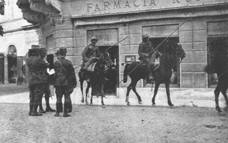 'Les Italiens a Gorizia; Avenue Francois-Joseph, les carabiniers interrogent les passants', 1916. Creator: Unknown.