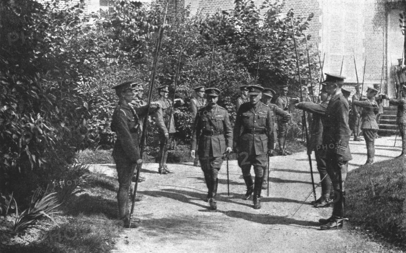 'Le roi George V et M Poincare, Sur le front de la Somme', 1916. Creator: Unknown.
