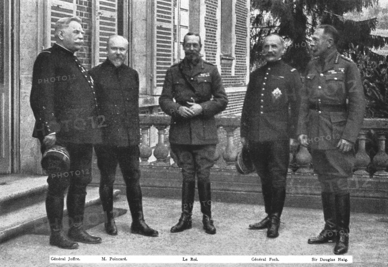 'Le roi George V et M Poincare, Sur le front de la Somme; Au Grand Quartier Britannique', 1916. Creator: Unknown.
