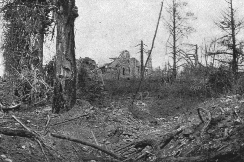 'La Bataille de la Somme; Dans le parc de la Maisonnette', 1916. Creator: Unknown.