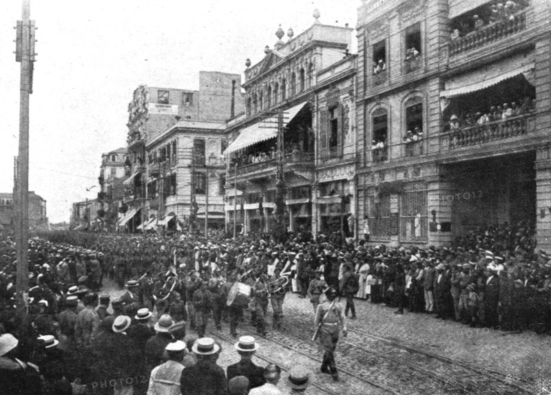 'Les allies a Salonique; L'arrivee des Russes: les troupes traversant Salonique en fete', 1916. Creator: Unknown.