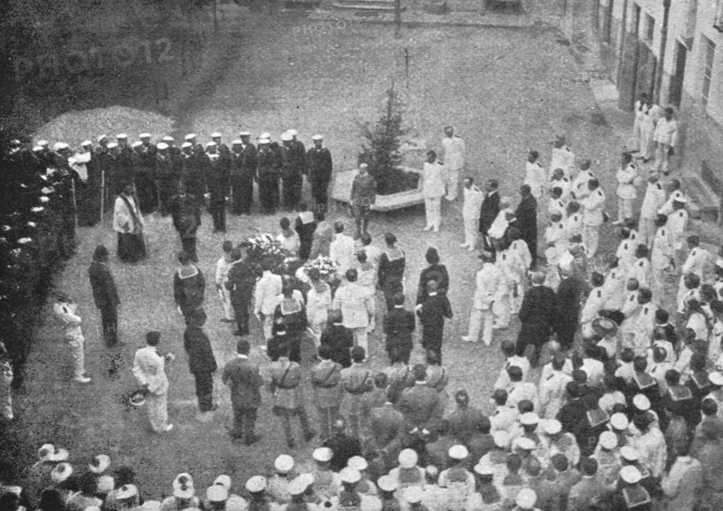 'Aviateurs; Les funerailles de L'aviateur Francais Jean Roulier', 1916. Creator: Unknown.