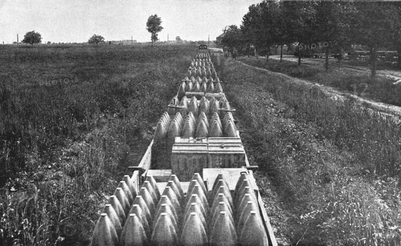 'La Bataille de la Somme; Un convoi de projectiles d'artillerie lourde', 1916. Creator: Unknown.