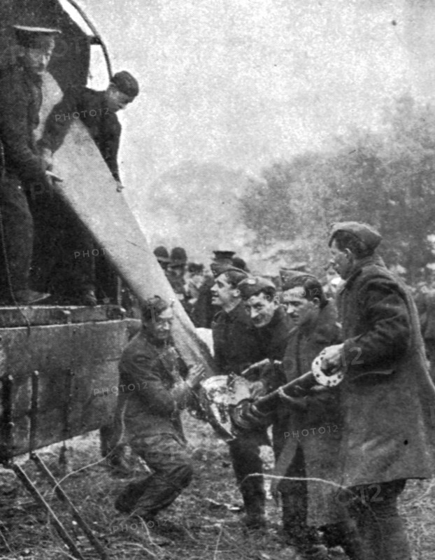 'Le Zeppelin Abattu; Dans la banlieue Nord de Londres; Une des quatre helices du zeppelin', 1916. Creator: Unknown.