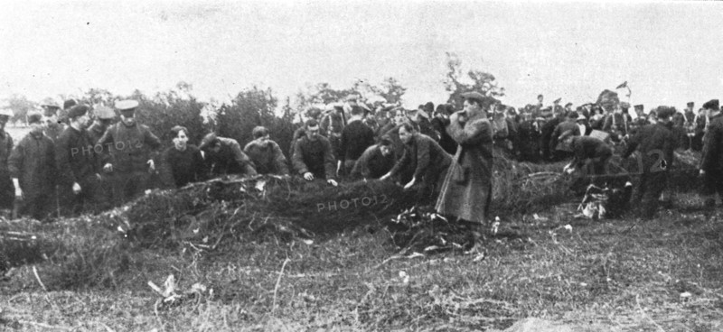 'Le Zeppelin Abattu; Dans la banlieue Nord de Londres; Hommes du Royal Flying Corps', 1916 Creator: Unknown.