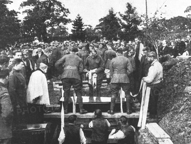 'Le Zeppelin Abattu; Dans la banlieue Nord de Londres; Funerailles militaires', 1916. Creator: Unknown.