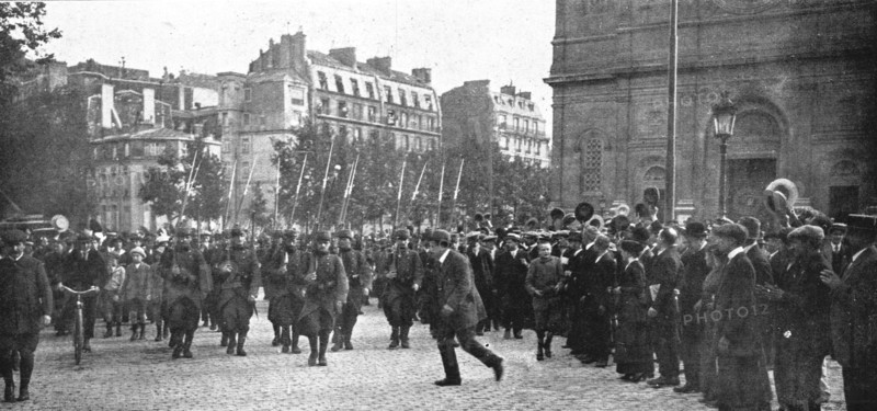 'Vers le Front; la population parisienne acclame ceux qui marchent a l'ennemi', 1914. Creator: Unknown.