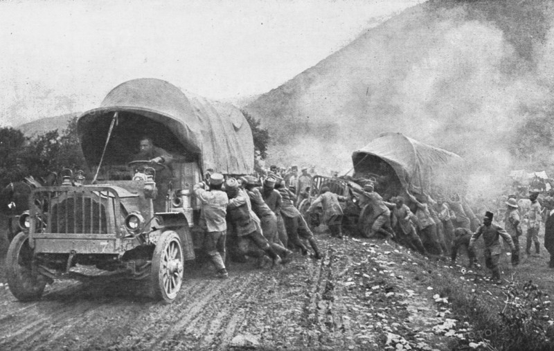 'La Campagne Macedonienne; le ravitaillement par camions automobiles sur la route de Florina..., 191 Creator: Unknown.