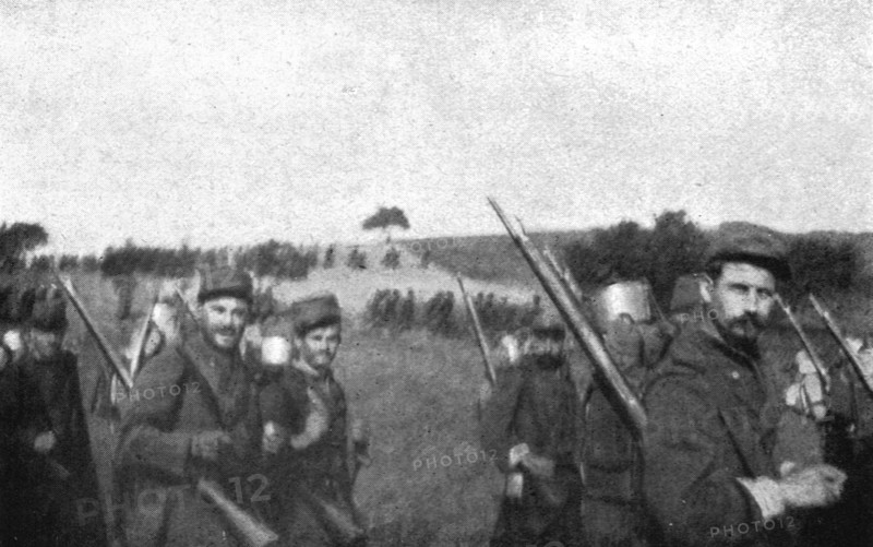 ''La Bataille de la Marne; Un bataillon en ligne de sections monte au feu', 1914. Creator: Unknown.