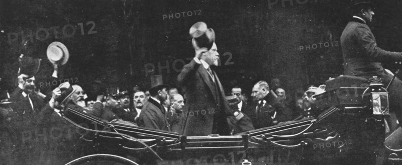 ''M Poincare Hate son retour en France; Rentrant A Paris, le President quitte la gare du Nord',1914 Creator: Unknown.