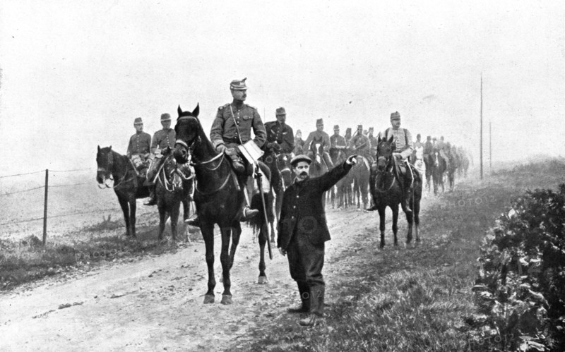'Le Role de la Cavalerie; Dans la Somme, par un matin de brouillard, hussards francais', 1914. Creator: Unknown.