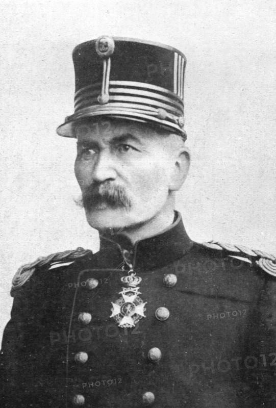 'Devant l'envahisseur; Le general Leman, defenseur de Liege', 1914 Creator: Henneber.