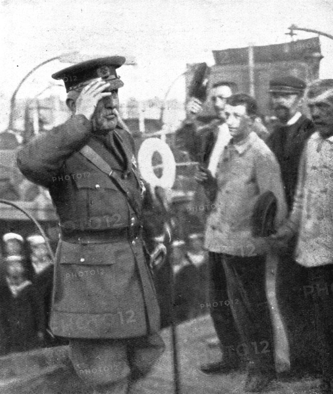 'La cooperation Britannique; Le general en chef de l'armee britannique salue par les marins', 1914 Creator: Unknown.