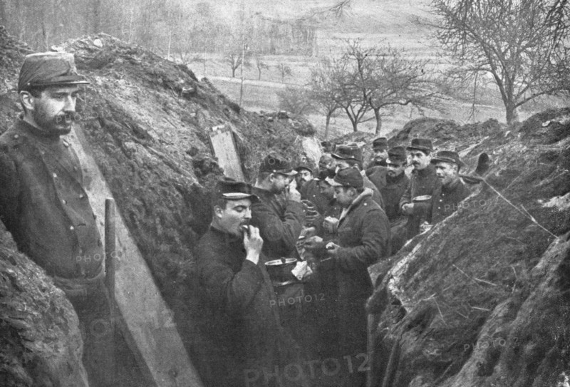 'La vie en Campagne; On la mange souvent debout et a la hate, le fusil a portee de la main', 1914. Creator: Unknown.