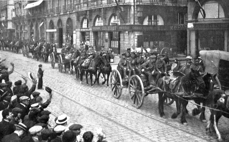 'L'Armee Britannique; Le defile de artillerie dans les rues de Rouen', 1914. Creator: Unknown.