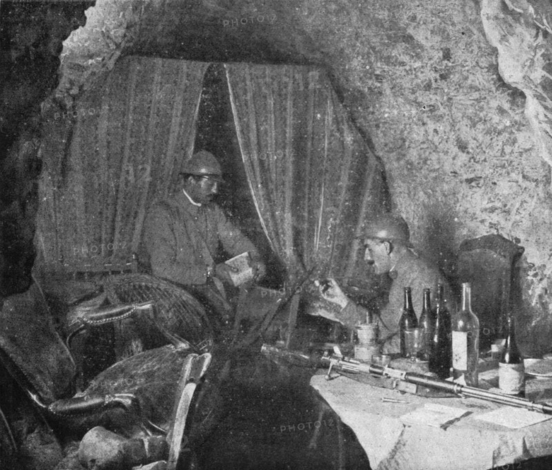 'La bataille de la Somme; Ancienne chambre d'officiers allemands dans les souterrains de..., 1916. Creator: Unknown.