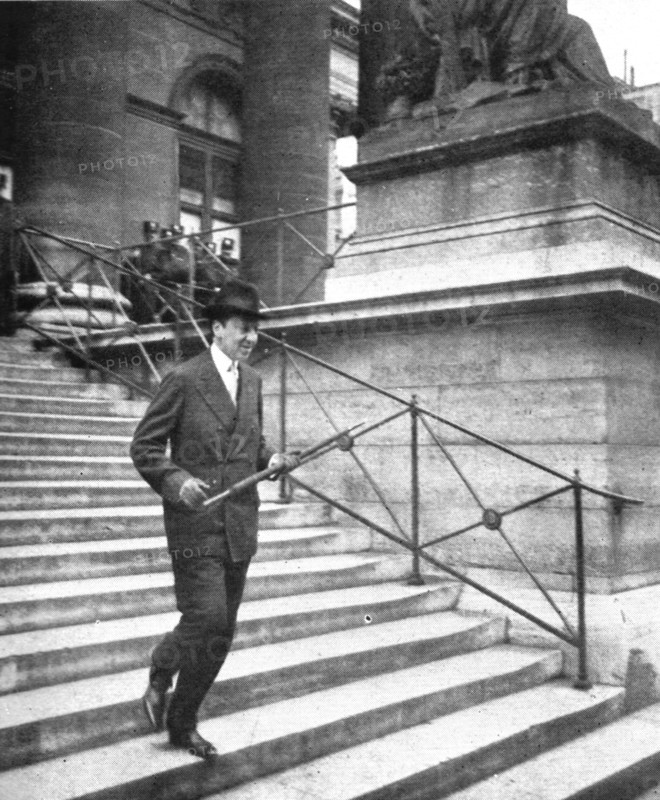 ''Les nerfs des foules; A Paris le financier autrichien Rosenberg', 1914. Creator: Jean Clair-Guyot.