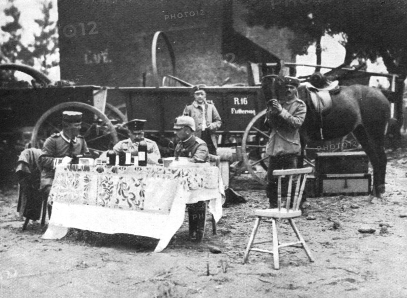 'A Vise, des officiers allemands degustent en plein air les vins requisitionnes', 1914. Creator: Unknown.