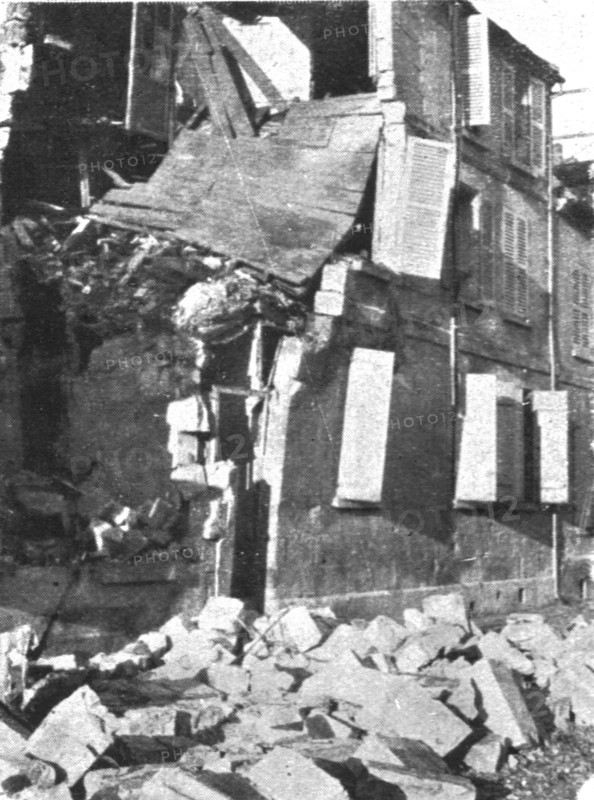 ''Les Combats Devant Soissons; Une maison eventree par un obus', 1915. Creator: Unknown.