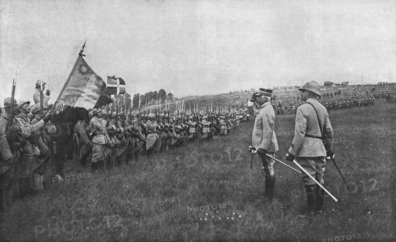 'Le general Fayolle. Commandant L'armee, passe en revue ses anciens regiments de l'Artois', 1915. Creator: Unknown.