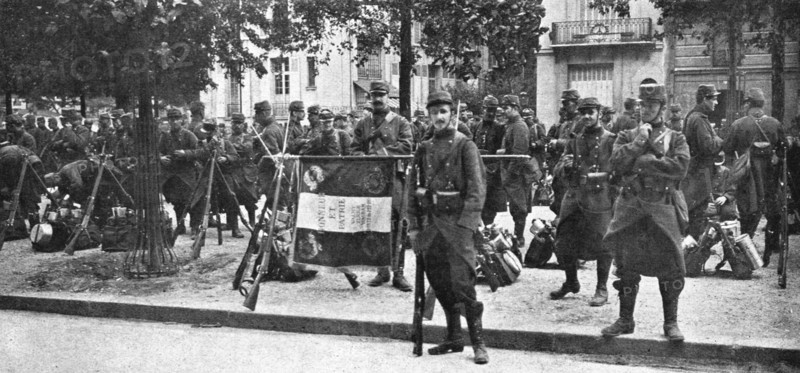 ''Vers le Front; On part: le drapeau du 102 d'infanterie', 1914. Creator: Unknown.
