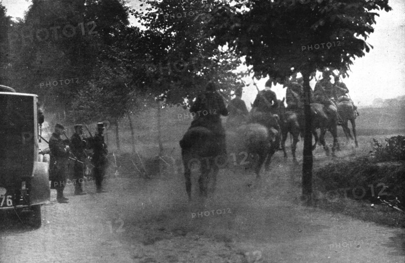 'Ecrases par le Nombre; La cavalerie belge', 1914. Creator: Unknown.