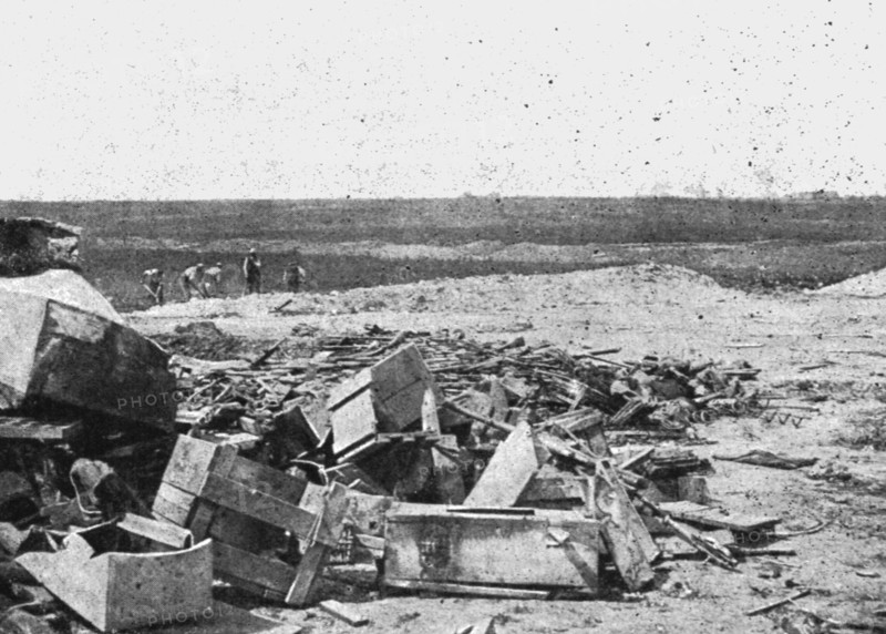 'Derriere la bataille, au Sud de la Somme: avant, pendant et apres une attaque..', 1916. Creator: Unknown.