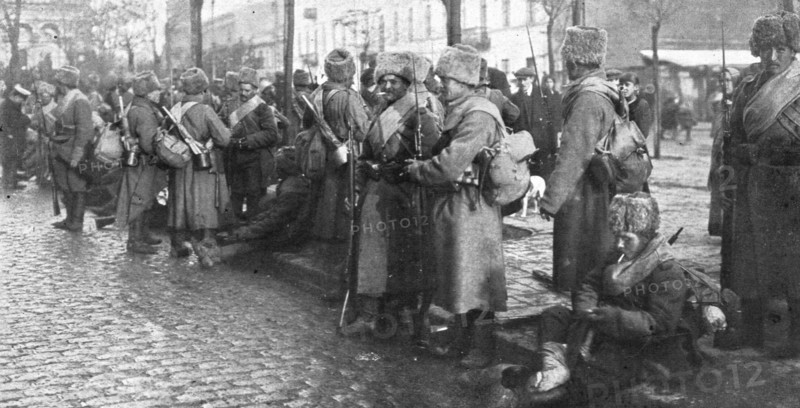 ''Sur le front Russe; A Varsovie, des troupes d'elite: soldats d'un regiment siberien', 1914. Creator: Unknown.