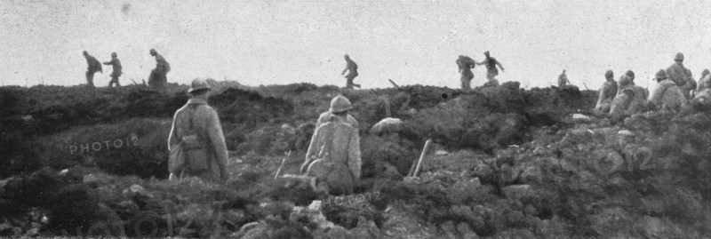 'Les combats de Verdun. Prise d'une mitrailleuse allemande. Au Sud de Fleury, le 2 aout..., 1916. Creator: Unknown.