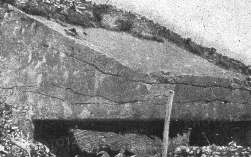 'Derriere la bataille, au Sud de la Somme: Le travail de notre artillerie sur les defenses..., 1916. Creator: Unknown.