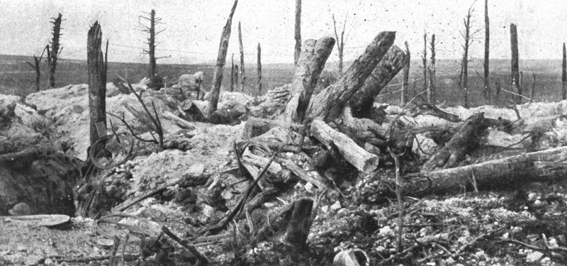 'Derriere la bataille, au Sud de la Somme: Le travail de notre artillerie sur les defenses..., 1916. Creator: Unknown.