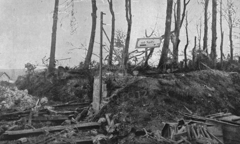 'La bataille de la Somme; le cimetiere de Combles, au bord de la route de Sailly-Saillisel..., 1916. Creator: Unknown.
