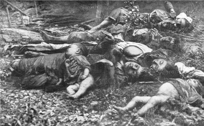 'Des Victimes; Un impressionnant charnier, ou ne figurent que des femmes et des enfants...', 1914. Creator: Unknown.
