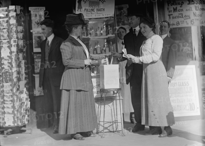 Woman Suffrage - Metting Pat, 1914. Creator: Harris & Ewing.